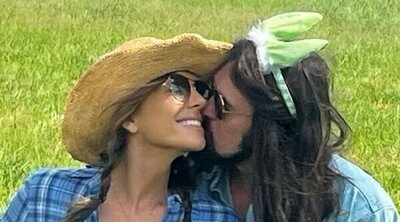 Elizabeth Hurley y Billy Ray Cyrus confirman su relación con una romántica foto