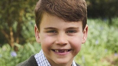 El Príncipe Louis celebra su 7 cumpleaños con un posado en el que aparece muy cambiado y sin rastro de Kate Middleton