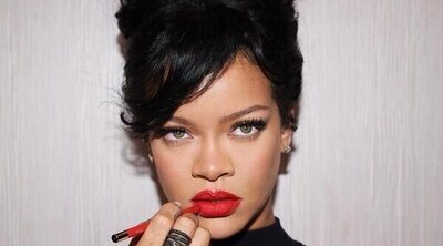 Rihanna anuncia su tercer embarazo con un look rompedor en la Met Gala 2025