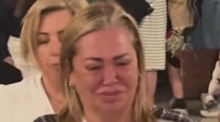 Belén, llorando y de rodillas cumpliendo penitencia por el Cristo de la Salud