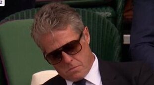 Hugh Grant se queda dormido en Wimbledon detrás de la Reina Camilla