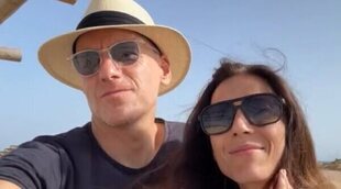 Borja Sémper reaparece en la playa junto a su mujer durante su tratamiento