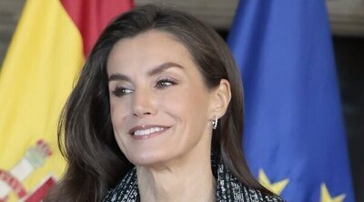 La Reina Letizia deslumbra en las pirámides de Guiza con un vestido azul cobalto y zapatos plateados