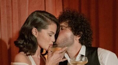 Selena Gomez homenajea a Benny Blanco el día de su boda con un bordado en su vestido de novia