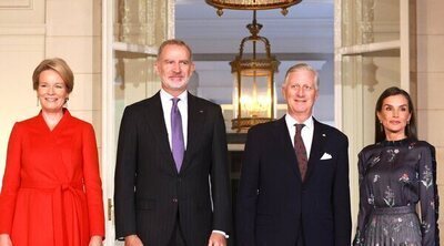 Los Reyes Felipe y Letizia viajan a Bruselas: recibimiento cariñoso de Felipe y Matilde de Bélgica y homenaje a Armani