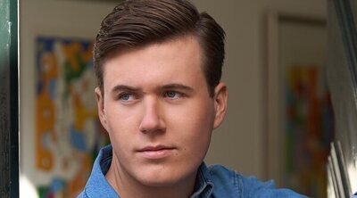 El Príncipe Christian de Dinamarca acapara todas las miradas en su posado oficial por su 20 cumpleaños