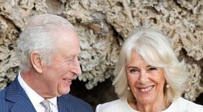 El Rey Carlos III visita el Vaticano junto a la Reina Camilla y recibe un regalo muy especial del Papa León XIV