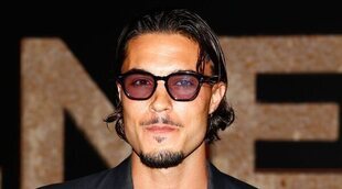 Carlo Costanzia evita posar con Terelu y Alejandra en el estreno de 'Santa Lola'