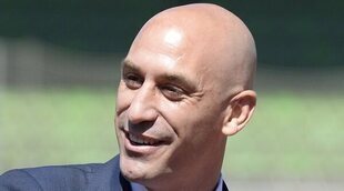 Un tío de Luis Rubiales le lanza huevos durante la presentación de su libro
