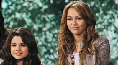 La icónica foto de Miley Cyrus y Selena Gomez: las artistas se reencuentran en los Globos de Oro 2026