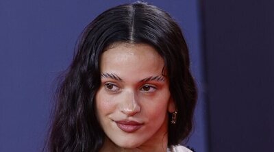 Rosalía infringe la normativa y aparece fumando en un podcast destinado a público joven