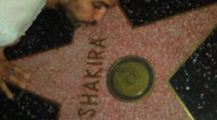 Gerard Piqué besa la estrella en el Paseo de la Fama de Shakira tras visitar a la cantante y a Milan
