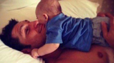 Silvia Casas presume de sus "amores": su marido Manu Tenorio y su hijo Pedro