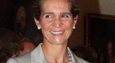 La Infanta Elena, todo sonrisas en la entrega del Premio 'Rafael Manzano Martos' junto a Carlos García Revenga