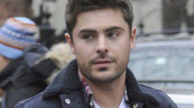 Zac Efron muestra orgulloso sus 6 meses de sobriedad durante un partido de los Lakers