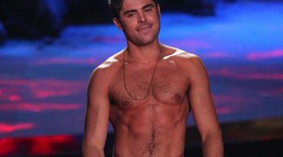 Zac Efron presume de torso desnudo tras quitarse la camiseta al recoger un MTV Movie Awards 2014