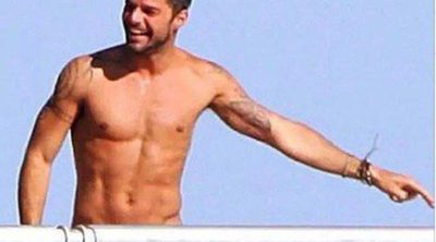 Ricky Martin, ligero de ropa en un balcón