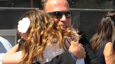 Mónica Hoyos y Carlos Lozano, unos padres orgullosos en la Primera Comunión de su hija Luna
