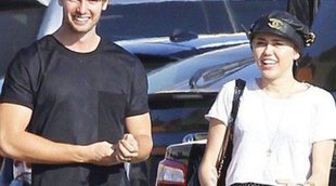 Miley Cyrus y Patrick Schwarzenegger disfrutan de su amor pasando una tarde romántica en Malibu