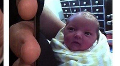 Jimmy Fallon presenta en su programa a su hija recién nacida Frances Cole