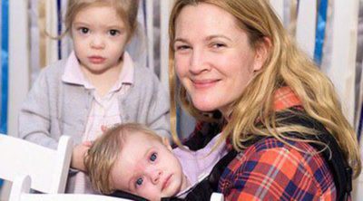 Drew Barrymore presume de sus hijas Olive y Frankie en un evento benéfico de Jessica Alba