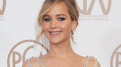 Jennifer Lawrence dedica una peineta a los fótografos mientras desmiente su mala relación con David O. Russell