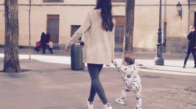 Sara Carbonero acompaña a su hijo Martín Casillas en sus primeros pasos