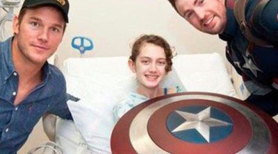 Chris Evans y Chris Pratt cumplen la segunda parte de su apuesta y visitan un hospital infantil en Seattle