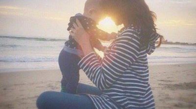 Pedro Castro inmortaliza el momento más emotivo de Raquel del Rosario y su hijo Leo en la playa