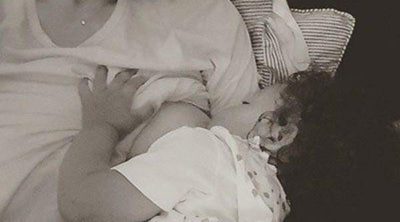 Doutzen Kroes comparte una tierna imagen dándole el pecho a su hija mientras le desea "dulces sueños"