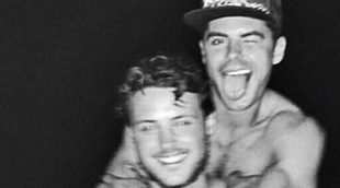 Zac Efron sube la temperatura posando sin camiseta junto a su hermano Dylan