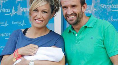 Luján Argüelles y Carlos Sánchez Arenas presentan con una sonrisa a su hija Miranda