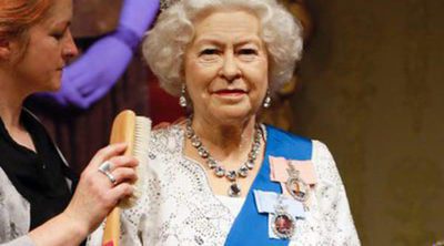 La Reina Isabel II estrena traje en el Madame Tussauds de Londres para celebrar su récord histórico