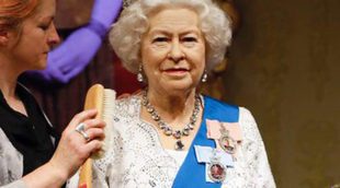 La Reina Isabel II estrena traje en el Madame Tussauds de Londres para celebrar su récord histórico
