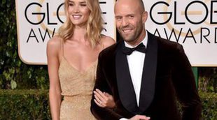 Rosie Huntington-Whiteley confirma su compromiso con Jason Statham luciendo anillo de diamantes en los Globos de Oro 2016