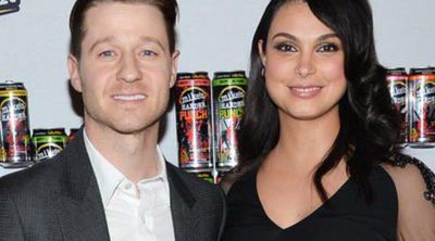 Morena Baccarin y Benjamin McKenzie presumen de avanzadísimo embarazo en el estreno de 'Deadpool'
