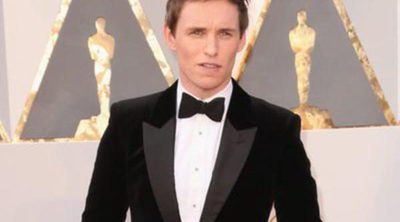 Eddie Redmayne confiesa que es daltónico y su estilista personal es su mujer