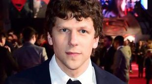 Jesse Eisenberg se indigna con un manifestante que proclamaba consignas contra el colectivo LGTBI