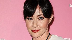 Shannen Doherty posa con la cabeza rapada