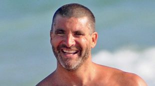 Surf, deporte, nuevo look y familia: Toño Sanchís se divierte en Cádiz