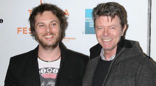 El hijo de David Bowie le hace abuelo justo a los 6 meses de su muerte