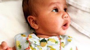 A John Legend se le cae la baba con su pequeña Luna vestida de piñas