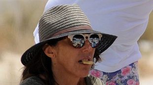 Paz Padilla, de camuflaje en las playas de Cádiz