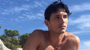 Andrés Velencoso presume de abdominales