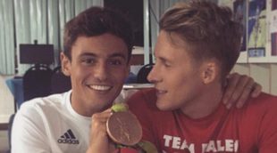 Tom Daley celebra con Dustin Lance Black su medalla en #Rio2016