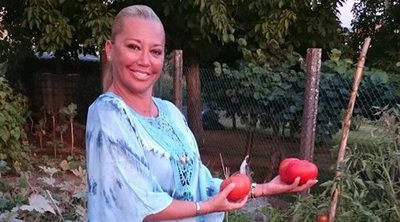 La jornada campestre de Belén Esteban cogiendo tomates de la huerta