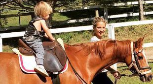 Elsa Pataky se divierte con sus hijos entre caballos