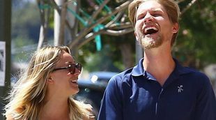 Kaley Cuoco y su novio Karl Cook pasean de la mano por Los Angeles