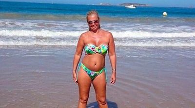 Belén Esteban muy relajada en sus vacaciones luciendo cuerpo entre la playa y la piscina