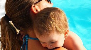 Yoli ('GH 15') disfruta de un chapuzón con su hija Valeria en la piscina